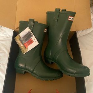 Short green Hunter rain boots